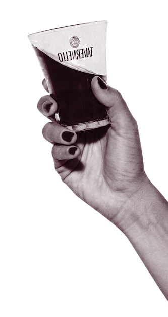 mano che sorregge bicchiere di vino rosso tavernello
