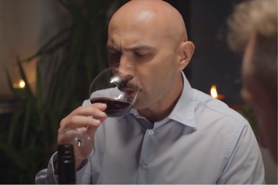 maccio capatonda beve bicchiere di vino rosso